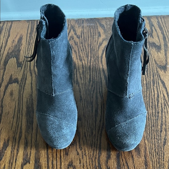 Like🎉TOMS Desert Wedge Dark Gray Suede Wedge Boots Size W7 - Picture 1 of 13